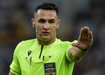 Torcedores do Vasco chutam o balde após decisão de juiz: "Não tem critério”