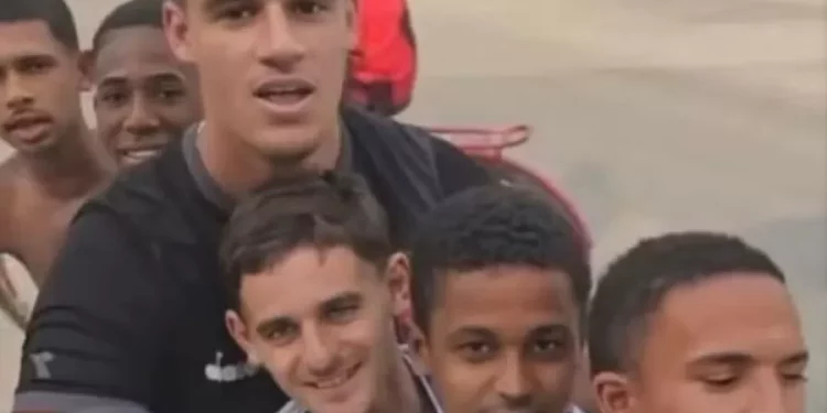 Mini Vegetti: torcedor do Vasco faz sucesso na internet usando inteligência artificial