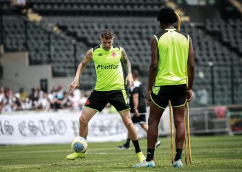 Treino aberto do Vasco indica possível novidade contra o Galo