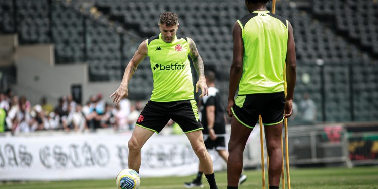 Treino aberto do Vasco indica possível novidade contra o Galo
