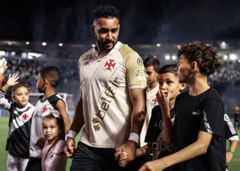 Com apoio de Pedrinho, Payet garante reajuste em ajuda de custo para trazer família ao Rio