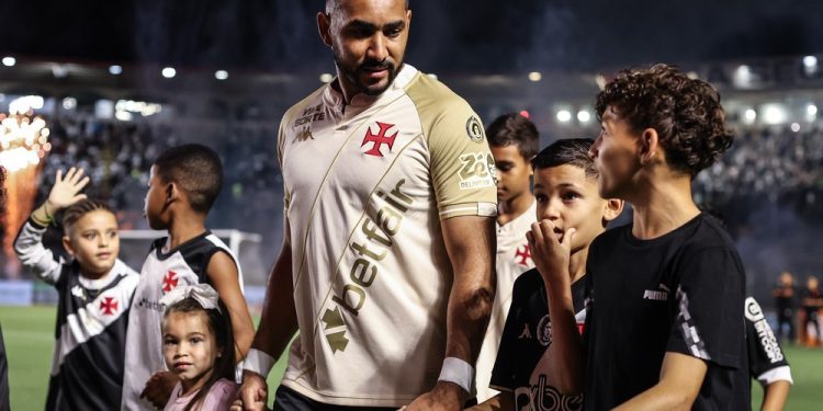 Com apoio de Pedrinho, Payet garante reajuste em ajuda de custo para trazer família ao Rio