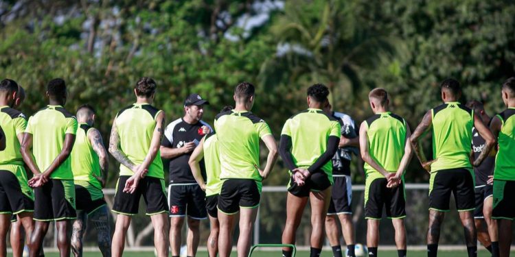 Com mudanças, confira a provável escalação do Vasco contra o Atlético-MG