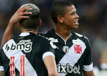 Jogador do Vasco quebra silêncio e expõe treinador