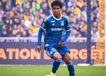 Volante cria do Vasco chama atenção na Europa