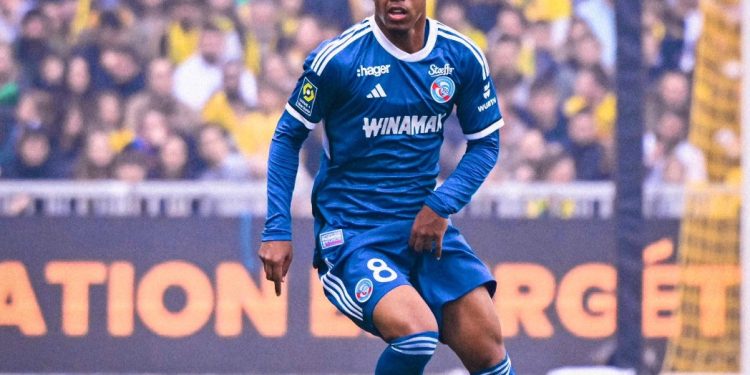 Volante cria do Vasco chama atenção na Europa