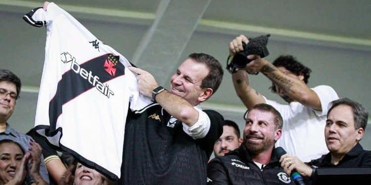 Reeleito como prefeito do Rio, Eduardo Paes, torcedor do Vasco, ajudou os quatro grandes