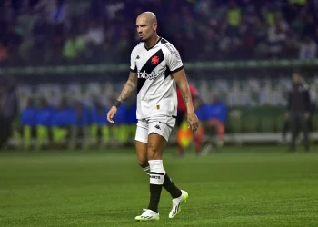 Defesa do Vasco desmorona: time sofre 3 gols pela primeira vez desde julho