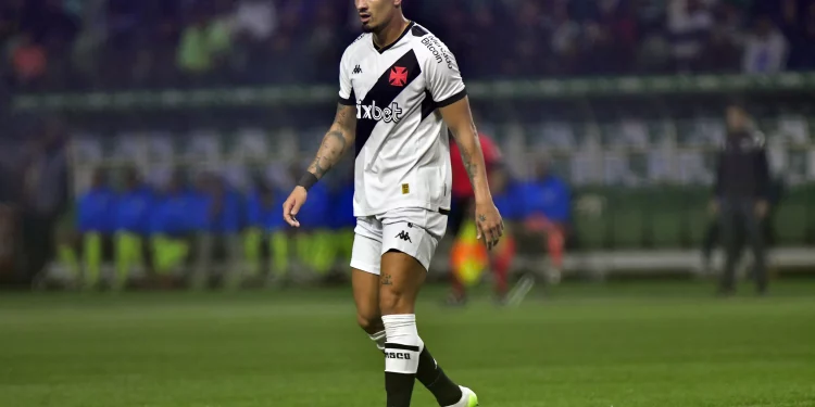 Defesa do Vasco desmorona: time sofre 3 gols pela primeira vez desde julho