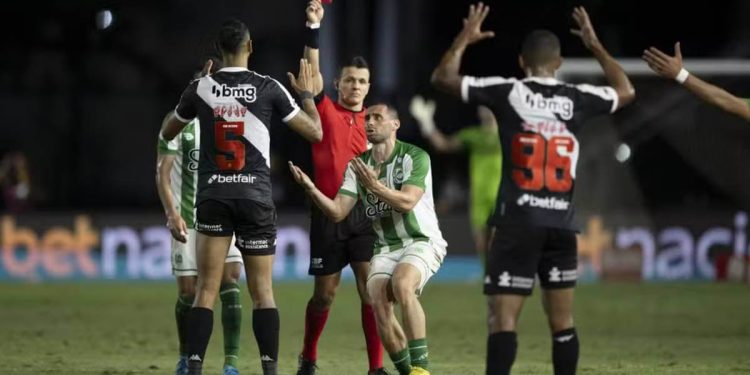 lVasco é o time do Rio com mais expulsões no Brasileirão 2024