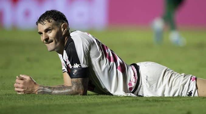 Com erros de Paiva, Vasco perde para o líder Botafogo