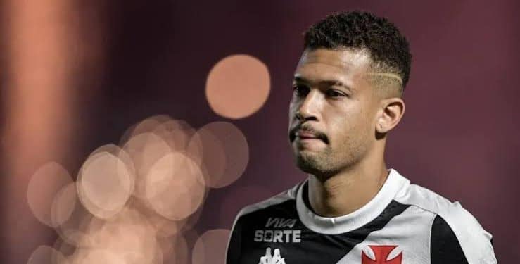 Contratação milionária, zagueiro do Vasco lidera expulsões na Série A em 2024