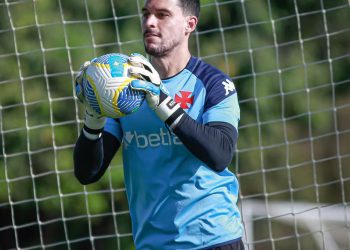 Keiller deve deixar o Vasco, e clube busca goleiro reserva para 2025