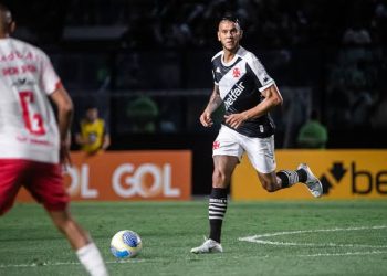 Souza busca espaço no Vasco e se oferece para atuar como zagueiro
