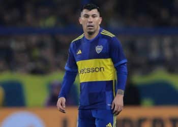 Ex-Vasco, Medel não consegue render no Boca e deve ter contrato rescindido