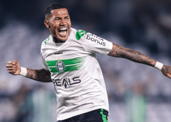 Jogador emprestado pelo Vasco se destaca e não deve voltar ao Cruzmaltino