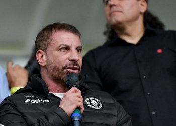 Após recusa de Renato, Vasco mira técnico que foi campeão em 2024