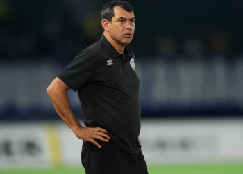 Carille indica reforço experiente e Vasco mira zagueiro campeão brasileiro para 2025