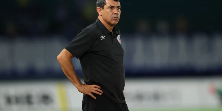 Carille indica reforço experiente e Vasco mira zagueiro campeão brasileiro para 2025