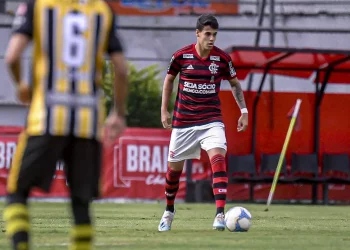 Ex-Flamengo reforça o Vasco e assina contrato válido por três temporadas