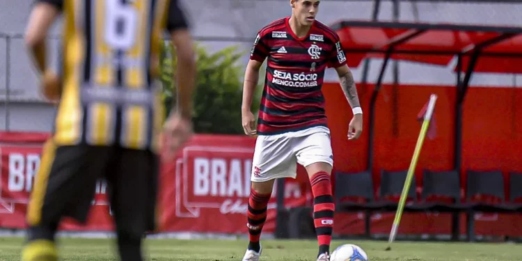 Ex-Flamengo reforça o Vasco e assina contrato válido por três temporadas