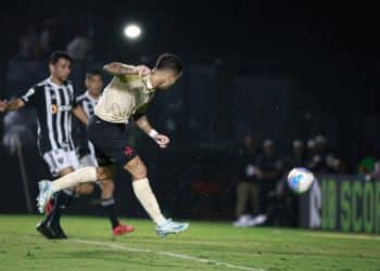 Com show de Coutinho, Vasco vence o Atlético-MG e garante vaga na Sul-Americana