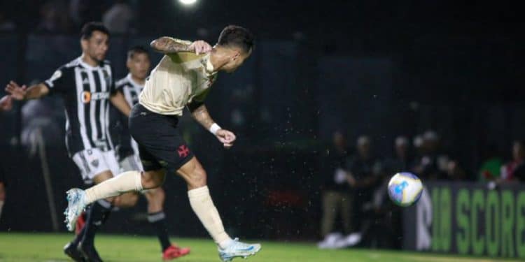Com show de Coutinho, Vasco vence o Atlético-MG e garante vaga na Sul-Americana