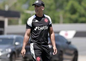 Felipe indica permanência de jogador criticado, e torcida do Vasco vai à loucura