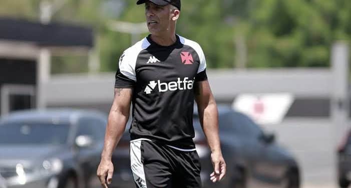 Felipe indica permanência de jogador criticado, e torcida do Vasco vai à loucura