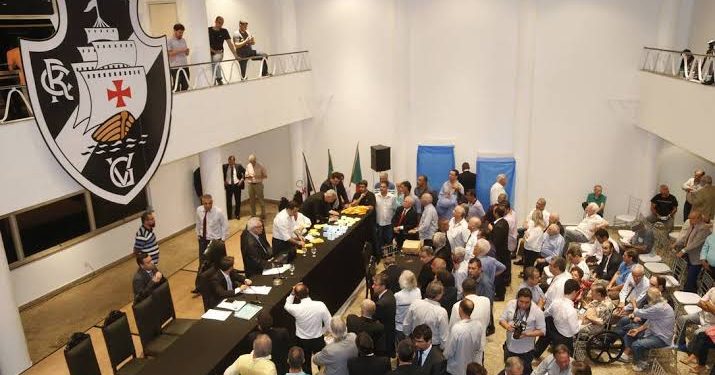 Vasco convoca reunião urgente com conselheiros; confira motivo