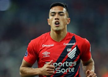 Vasco avança com Cuello, do Athletico-PR