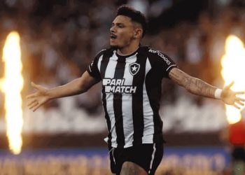 Vasco consulta a situação de Tiquinho Soares, do Botafogo