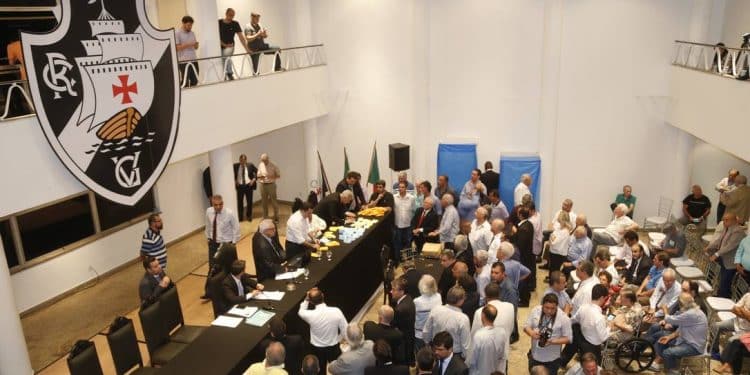 Reunião no Vasco tem retorno de Salgado e termina em bate-boca sobre recuperação judicial