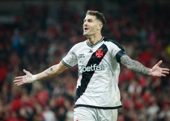 Vasco Atacante com 85 gols pode ser a solução para a reserva de Vegetti