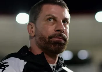 Vasco entra em contato com técnico questionado pela torcida