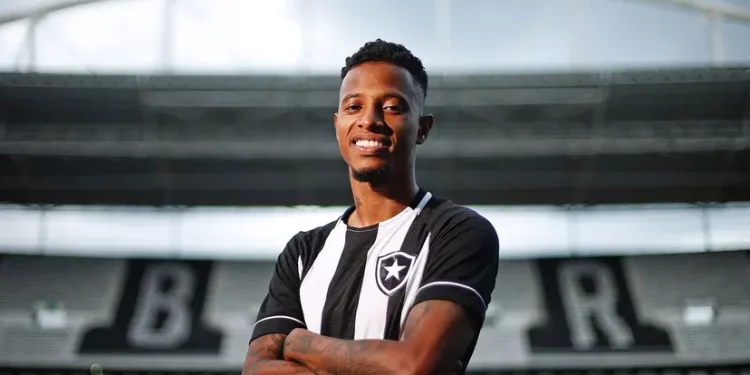 Vasco inicia reformulação para 2025 com dois reforços encaminhados