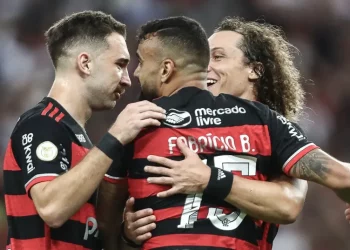 Vasco surpreende e mira zagueiro do Flamengo para reforçar a defesa