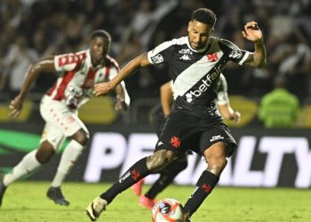 Jair desperdiça pênalti e Vasco empata sem gols em São Januário