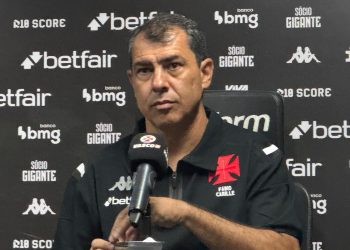 Carille não descarta usar jogador criticado no Vasco