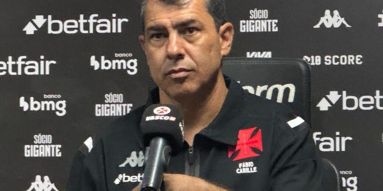 Carille não descarta usar jogador criticado no Vasco
