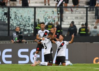 Com mudanças, veja a provável escalação do Vasco contra o Bangu