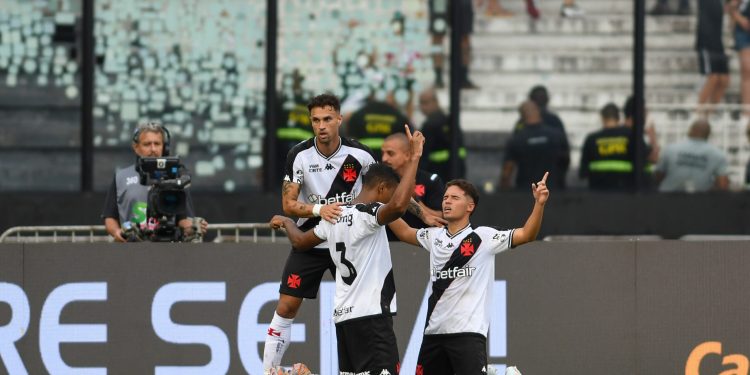Com mudanças, veja a provável escalação do Vasco contra o Bangu