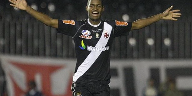 "Quer parar o Neymar" Dedé "cava" vaga no Vasco após retorno de craque