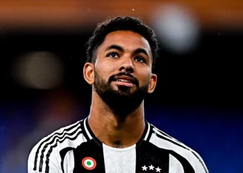 Cria do Vasco, Douglas Luiz pode jogar em gigante da Inglaterra