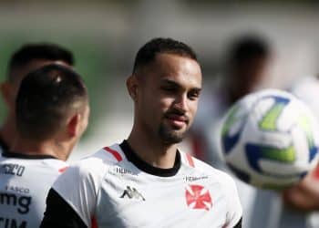 E agora? Jogador questionado pela torcida recusa proposta para sair do Vasco