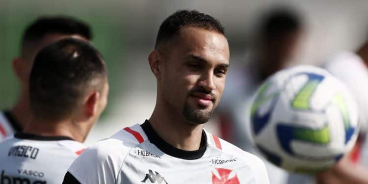 E agora? Jogador questionado pela torcida recusa proposta para sair do Vasco