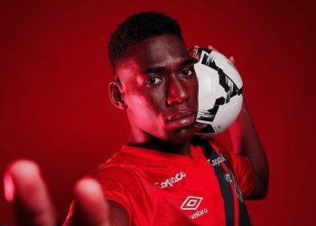 Ex-Vasco, Léo é criticado por falhas no Athletico: "Sem postura"