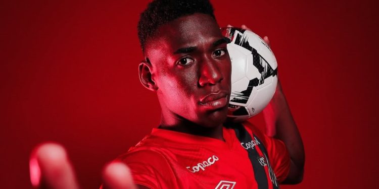 Ex-Vasco, Léo é criticado por falhas no Athletico: "Sem postura"