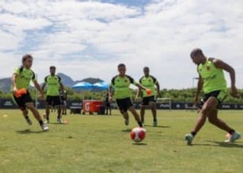 Jovem da base vem treinando entre os profissionais; veja quem é