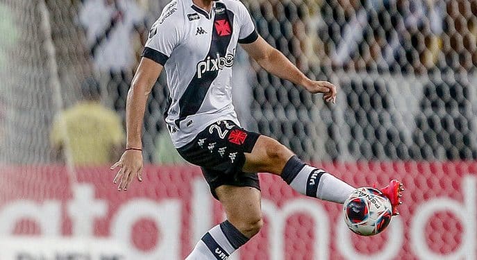 Mesmo sem opções, Vasco "dispensa" zagueiro e vai em busca de novas peças
